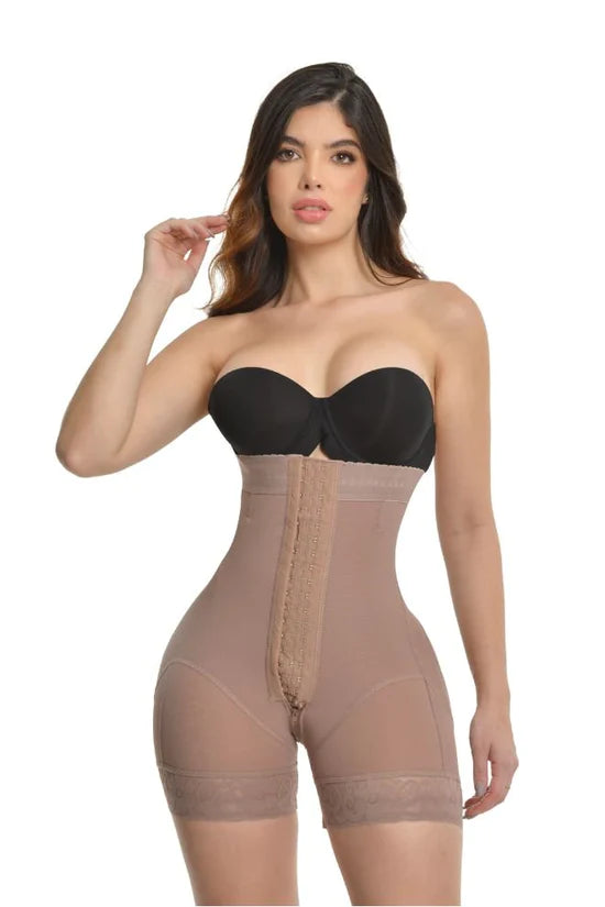 SHORT PUSH UP ALINEE 1575 TALLE SÚPER ALTO CON 3 FILAS DE BROCHES REALCE BOOTYLICIOUS